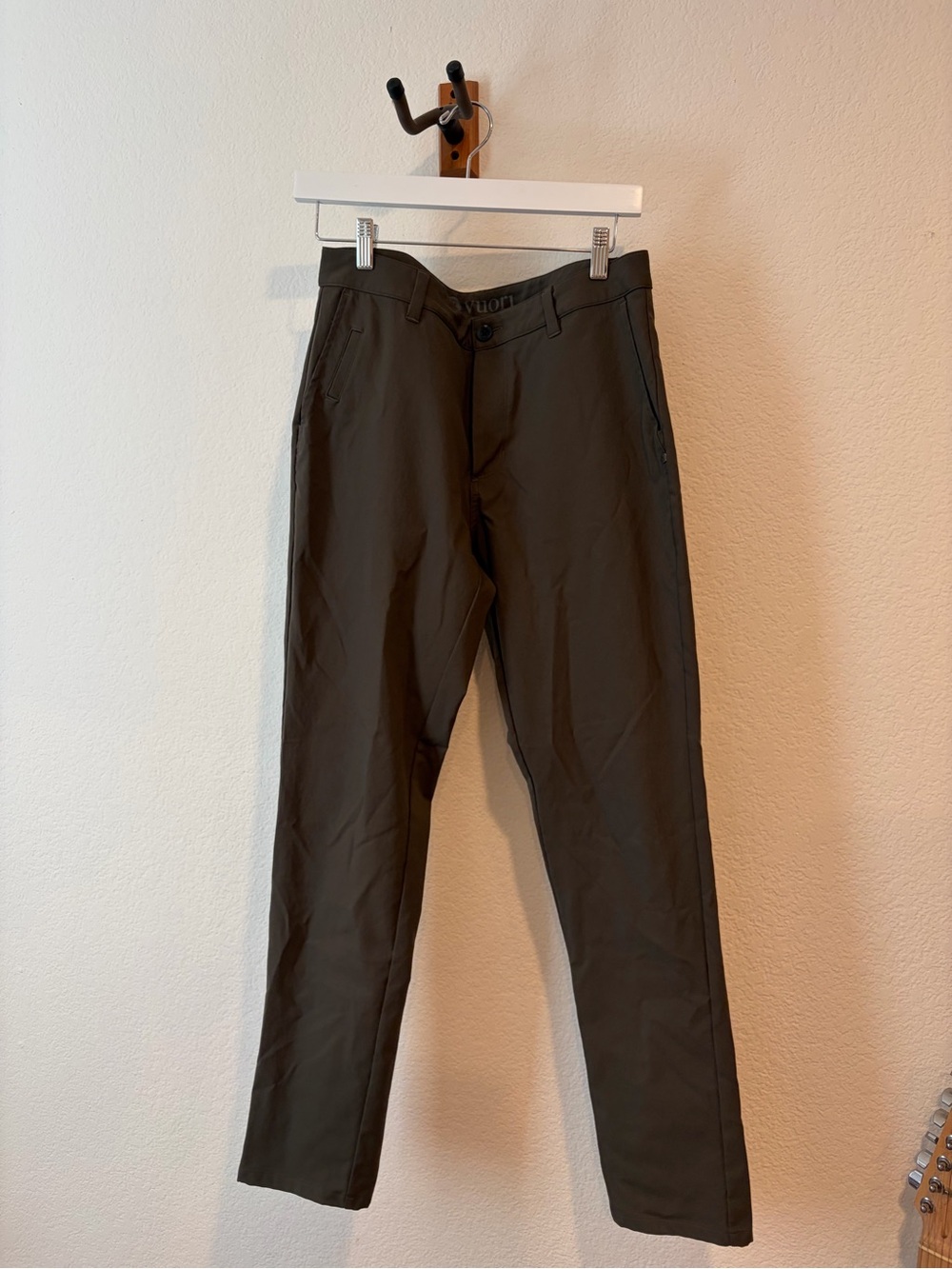 Vuori Men's Chino Pants in Olive